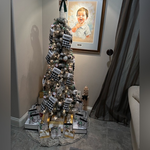 โ๏ธ HOLIDAY GIFTAWAY ALL THINGS LOUIE VUITTON & CHANEL โ๏ธ๐๐
๐ - Picture 1 of 15